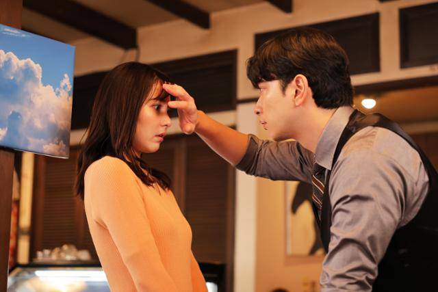 일본 드라마 '순다방인연' 속 2PM 멤버 황찬성(오른쪽)의 모습. 일본 후지TV-TWO·히카리TV 제공
