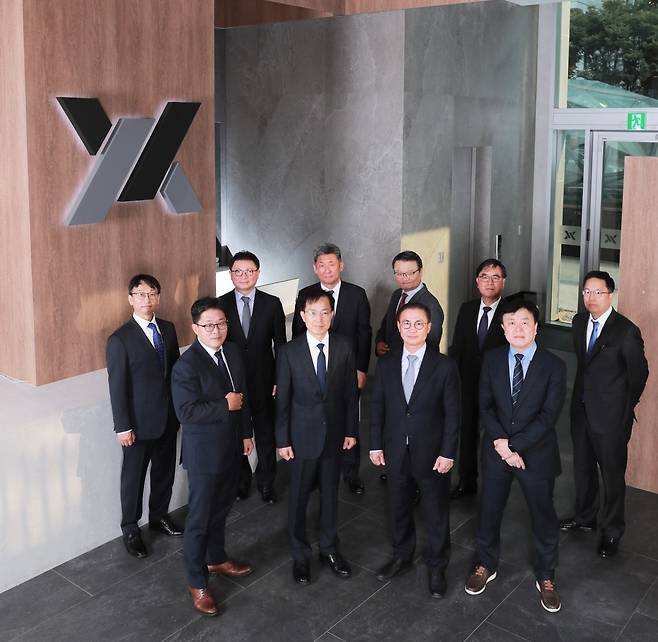 법무법인 YK의 대표변호사들. 앞줄 왼쪽부터김학훈, 김도형, 이기선, 변민선 대표변호사, 뒷줄 왼쪽부터 천기홍, 이진호, 양호산, 추원식, 김경, 김범한 대표변호사. 사진=법무법인 YK