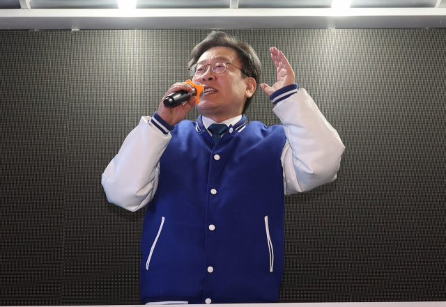 더불어민주당 이재명 대표가 3일 부산 서면에서 선거 유세를 하고 있다. 연합뉴스