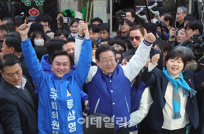 이재명(오른쪽) 더불어민주당 대표가 지난달 13일 오후 서울 동작구 남성사계시장을 찾아 류삼영 동작구 을 후보의 지지를 호소하고 있다. (사진=이데일리 방인권 기자)