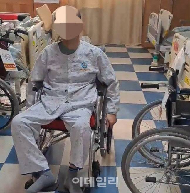 허리 수술 후 하반신이 마비된 강모씨가 병원에서 재활치료를 받고 있다. 해당 병원은 수술 병원이 아님. (사진=강모씨 대리인 측 제공)