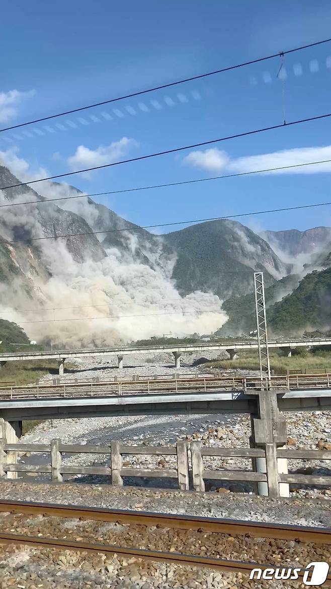 3일 규모 7.2의 강진이 발생한 대만 슈린 지역에서 지진으로 인한 산사태가 발생했다. ⓒ 로이터=뉴스1 ⓒ News1 우동명 기자