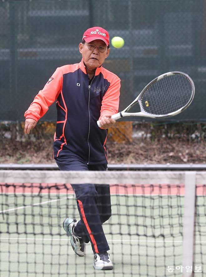 목이균 도요코퍼레이션 회장이 경기 남양주시 자택 아파트 단지 내 코트에서 테니스를 치고 있다. 24세 때부터 테니스를 친 그는
70대 중반의 나이에도 탁구와 골프 등 여러 스포츠를 즐기며 건강한 노년을 보내고 있다. 남양주=김동주 기자
zoo@donga.com