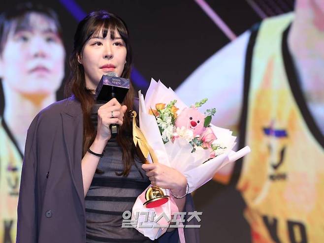 KB 박지수가 4일 오후 서울 여의도 63컨벤션센터에서 열린 2023-2024 WKBL 여자프로농구 시상식에서 맑은기술 윤덕주상을 수상하고 수상소감을 말하고 있다. 김민규 기자 mgkim1@edaily.co.kr /2024.04.04/