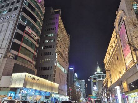 3일 오전 1시께 찾은 서울 중구 동대문패션거리의 한 도매의류상가 모습. 자정부터 오전 5시까지가 가장 바쁜 시간대다. 각 상가 내외부에서 옷가게 사장들과 대신 물건을 받으러 온 ‘사입삼촌’들이 바삐 움직이고 있었다. 아래쪽 사진은 밤이 깊은 새벽 3시께 눈이 부신 조명이 일제히 켜진 동대문 패션거리 일대 모습. 이민경 기자