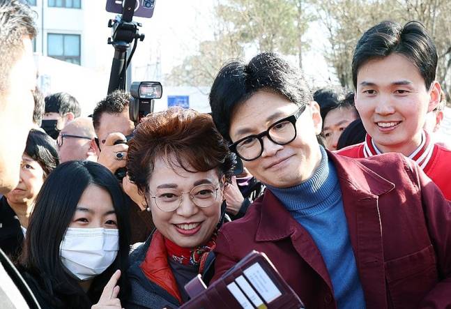 국민의힘 한동훈 비상대책위원장이 지난달 15일 오후 광주 동구 충장우체국 일대에서 시민들과 사진을 찍고 있다. 광주=연합뉴스