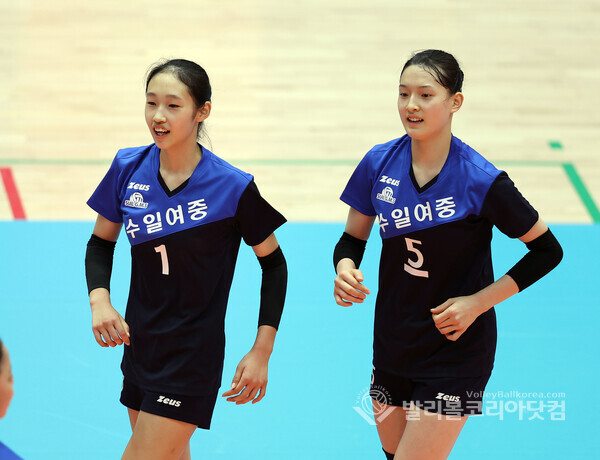 지난 21일 충북단양에서 열린 춘계중고배구연맹전에서 수일여중 김태경과 신은안 모습.