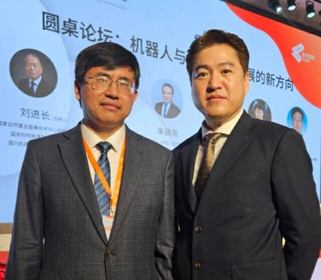 웨이홍싱 아우보 회장(왼쪽)과 이욱진 영현로보틱스 대표(오른쪽) (사진=영현로보틱스)