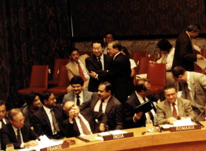 1991년 9월17일 유엔본부에서 안보리가 끝나 남북한 유엔가입이 확정된 뒤 노창희 대사(오른쪽)가 북한 대표부 박길연 대사에게 축하한다며 손을 내밀어 악수하고 있다. /연합뉴스