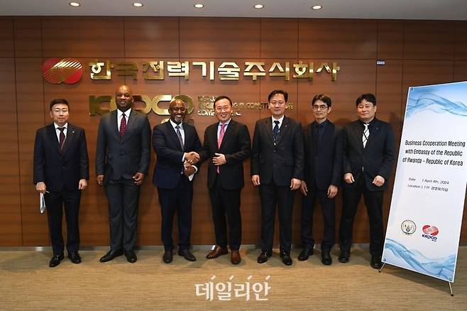 지난 4일 한국전력기술 김천 본사에서 임직원과 주한르완다대사 일행이 기념촬영을 하고 있다. 김성암 한전기술 사장(오른쪽에서 네번째), 바쿠라무챠 은쿠비토 만지 주한르완다대사(왼쪽에서 세번째 ).ⓒ한전기술