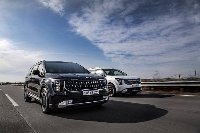 신형 카니발 하이브리드 모델 주행 모습. 기아 제공