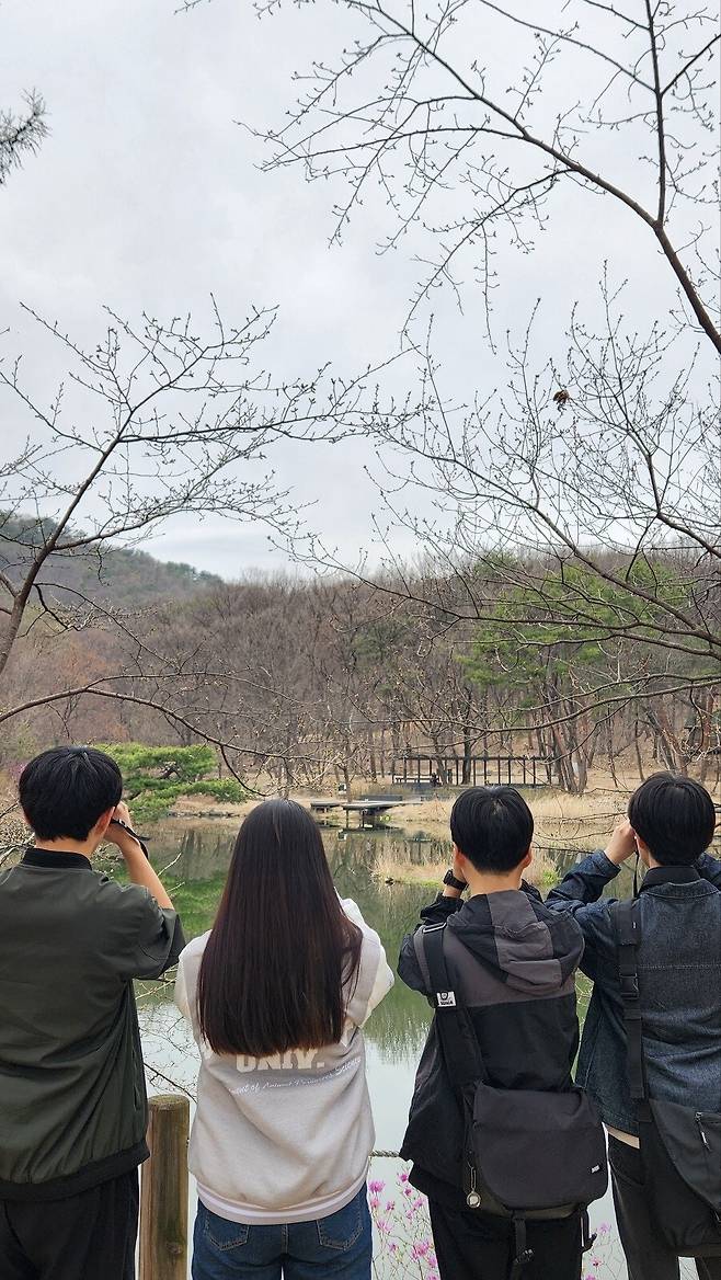 지난 3일 삼육대 탐조 동아리 ‘호버링’ 회원들이 서울 노원구 캠퍼스 안에 있는 호수인 제명호에서 탐조 활동을 하고 있다. 김동원 제공