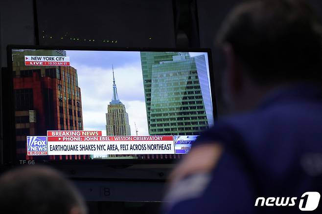 뉴욕증권거래소(NYSE)의 한 스크린에서 뉴저지주에서 발생한 지진을 보도하는 뉴스가 방영되고 있다. 2024.4.5 ⓒ 로이터=뉴스1 ⓒ News1 강민경 기자