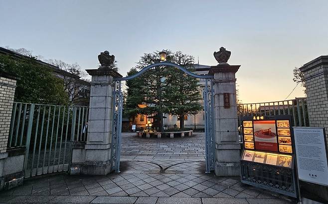 '일본의 담배왕' 무라이 기치베가 1909년 세운 별장. 이토 히로부미가 쓴 휘호에서 '초라쿠칸'이란 이름을 따왔다. 순종은 1917년 6월22일부터 3박4일간 이곳에서 묵었다. 지금은 호텔과 레스토랑으로 영업중이다./김기철 기자