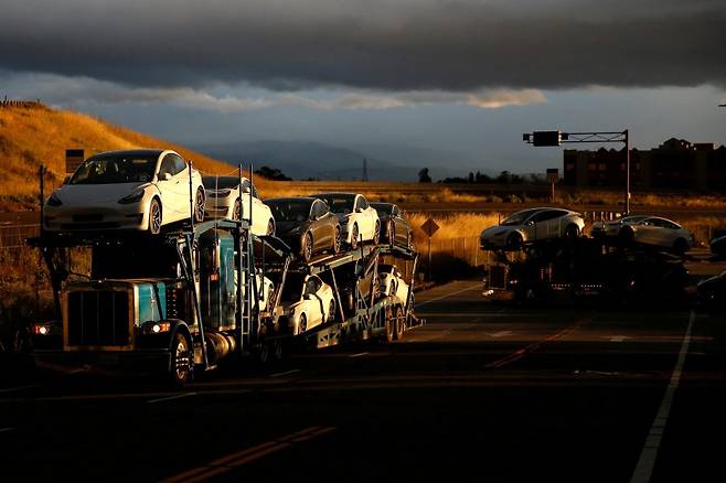 지난 2020년 5월 11일 미국 캘리포니아주 프리몬트의 테슬라 공장에서 새 테슬라 차량드리 트레일러에 실려 옮겨지고 있다.로이터뉴스1