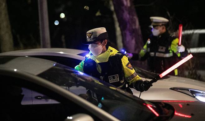 지난해 12월 서울 마포구의 한 도로에서 마포경찰서 교통안전계 경찰들이 음주단속을 하고 있다. /뉴스1