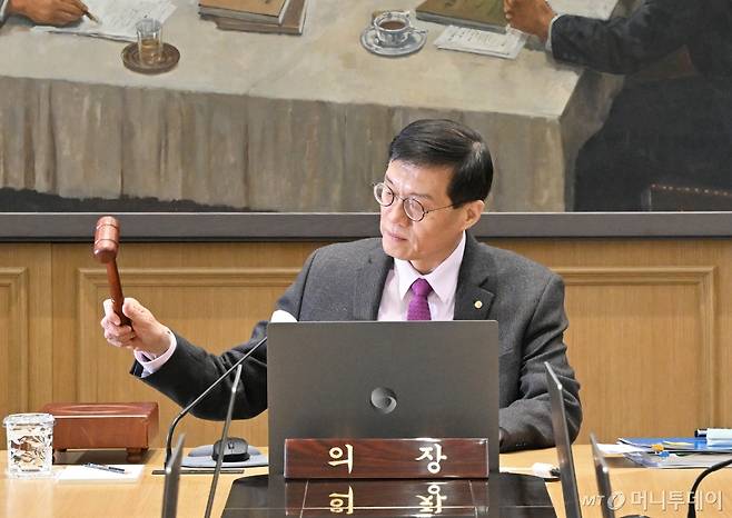 이창용 한국은행 총재가 서울 중구 한국은행에서 열린 금융통화위원회 통화정책방향 결정회의를 주재하고 있다./사진=공동취재단