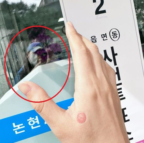 김규리가 파란 옷을 입고 투표 인증샷을 찍은 모습. /김규리 인스타그램