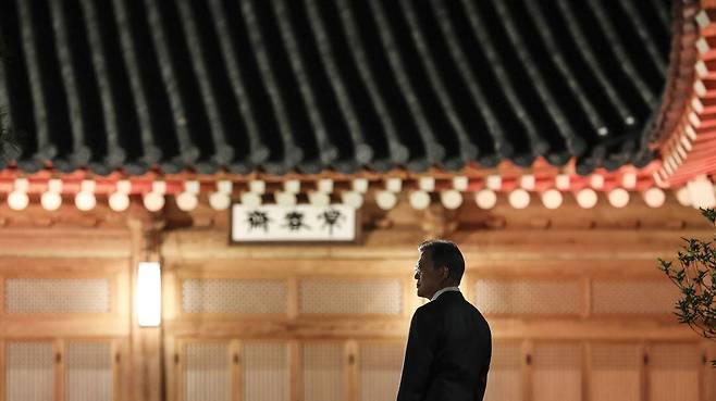 문재인 대통령이 취임 2주년을 하루 앞둔 2019년 5월 9일 청와대 상춘재에서 열린 KBS 특집 대담 프로그램 '대통령에게 묻는다'에 출연하기 위해 잠시 대기하고 있다./청와대 페이스북