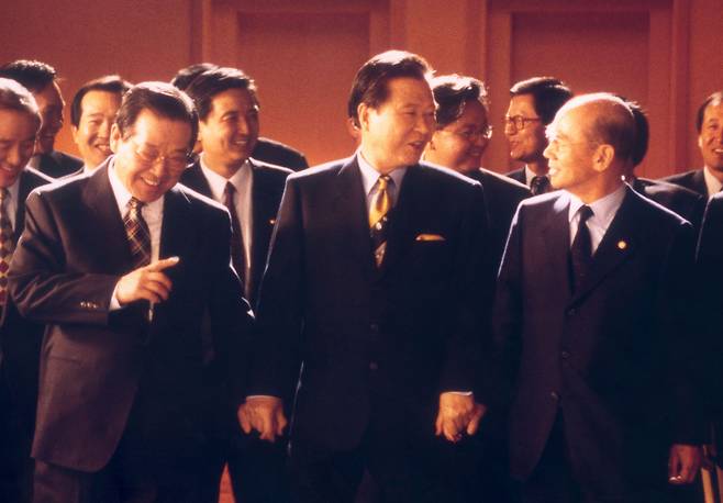 DJP 연합… 한배 탄 김종필·김대중·박태준 - 1997년 15대 대선 당시 김대중(앞줄 가운데) 전 대통령이 김종필(왼쪽) 전 국무총리, 박태준(오른쪽) 전 자민련 총재와 함께 웃으며 대화하고 있다. 세 사람은 ‘DJP 연합’을 성사시켜 정권 교체에 성공했다./란 스튜디오 제공