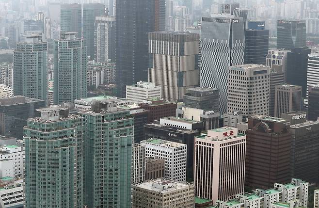 서울 여의도 63빌딩에서 바라본 오피스텔이 밀집한 빌딩 모습./뉴스1