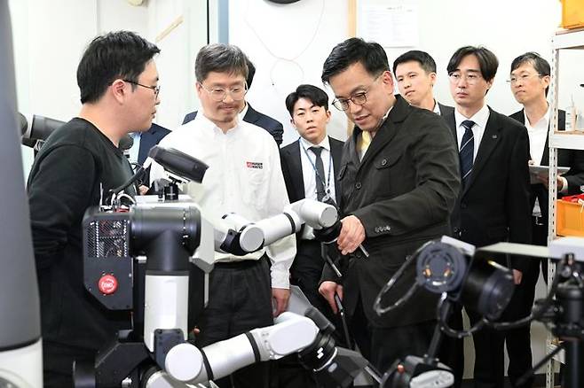 최상목 부총리가 레인보우 로보틱스 이동형 양팔로봇 RB-Y1의 직접 교시 기능을 체험하고 있다.ⓒ레인보우로보틱스