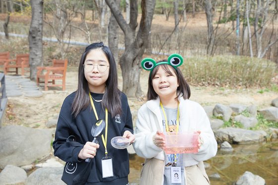김이솔(왼쪽)·서지안 학생기자가 남산 공원을 찾아 봄을 맞아 겨울잠에서 깨어난 큰산개구리·도롱뇽을 살폈다.