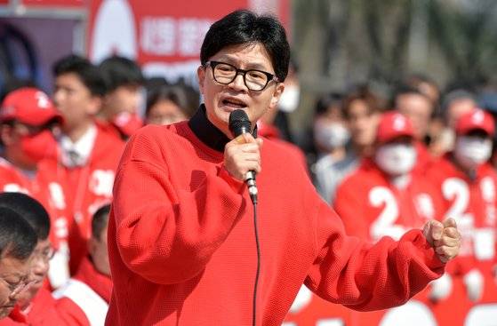 한동훈 국민의힘 비상대책위원장이 7일 대전 유성 노은역 앞에서 열린 민주당을 탈당하고 국민의힘에 입당해 출마한 이상민 후보 등 대전지역 7명의 출마자 지원 유세에 참석, 유권자들에게 지지와 함께 한 표를 호소하고 있다.김성태 기자