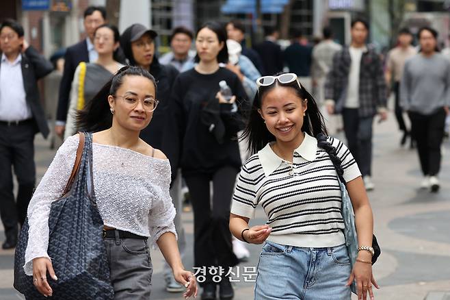 평년보다 따뜻한 날씨가 이어진 8일 서울 중구 명동 거리를 찾은 외국인 관광객들이 가벼운 옷차림으로 걷고 있다.