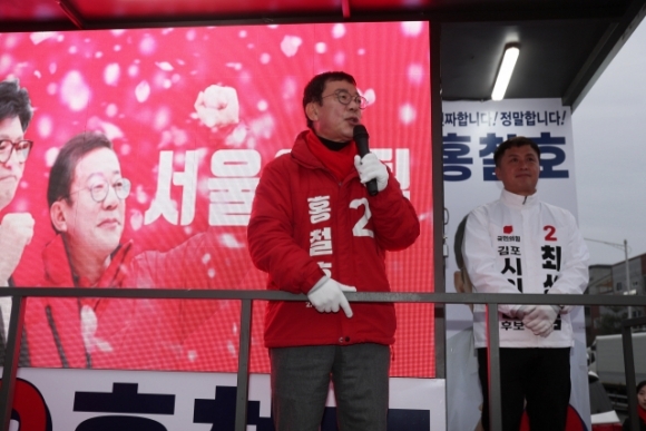 국민의힘 홍철호 김포을 후보가 8일 거리유세를 하고 있다. 홍 후보 캠프 제공