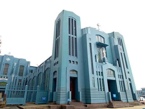 인도 북동부 최초의 대성당인 ‘기독교인의 도움이신 마리아 대성당(Cathedral of Mary Help of Christians)’은 ‘블루 성당’으로도 불린다.