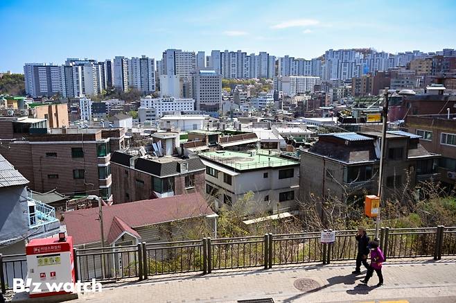 서울 내 최대 리모델링 단지로 꼽히는 중구 남산타운 아파트의 정비사업이 지지부진한 모습을 보이고 있다. 사진은 9일 서울 중구 남산타운의 모습.(사진 윈쪽 단지)/사진=이명근 기자 qwe123@