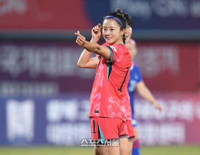 최유리가 8일 이천종합운동장에서 열린 여자축구 국가대표 평가전 필리핀과 경기에서 팀의 두 번째 골을 넣은 후 환호하고 있다. 2024. 4. 8.이천 | 최승섭기자 thunder@sportsseoul.com