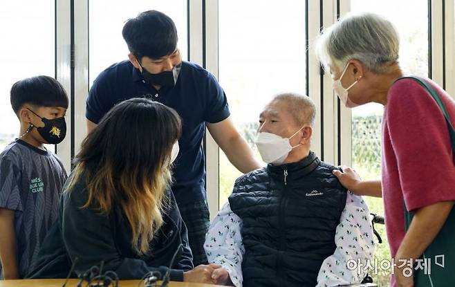 경기 부천시에 위치한 한 요양병원에서 가족이 입소자를 면회하고 있다.