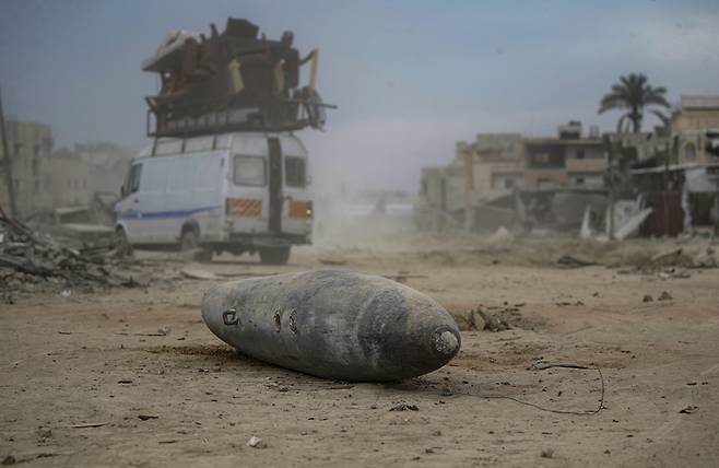 8일(현지시간) 이스라엘군이 철수한 가자지구 남부 칸유니스의 주택가 도로에 미사일이 떨어져 있다. EPA연합뉴스