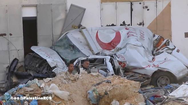 7일(현지시간) 이스라엘군이 철수한 가자지구 남부 칸유니스에서 구급차가 이스라엘군의 공격으로 심하게 파손돼 있다. 팔레스타인적신월사 제공/ 로이터연합뉴스