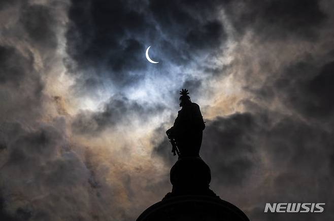 [워싱턴=AP/뉴시스] 8일(현지시각) 미 워싱턴DC의 국회의사당 꼭대기 첨탑 상공에서 달이 태양을 완전히 가리는 개기일식이 진행되고 있다. 2024.04.09.