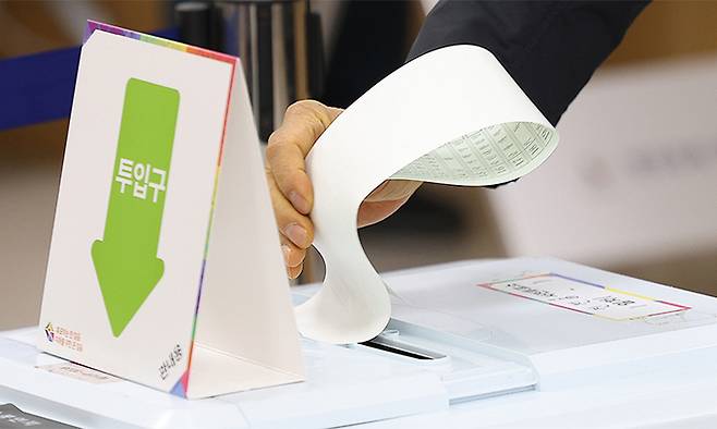 제22대 국회의원선거 사전투표가 시작된 지난 5일 사전투표소에서 유권자가 비례대표투표용지를 투표함에 넣고 있다. 연합뉴스