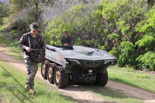 미국 해병대원이 지난해 말 하와이 오하우 해병대 훈련장에서 한화에어로스페이스가 제작한 다목적 무인차량 ‘아리온스멧’ 운용 성능 시험을 하고 있다. 사진 제공=한화에어로스페이스