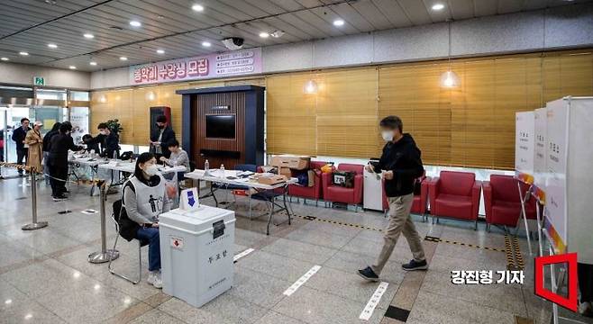 제22대 국회의원선거일인 10일 서울 광진구 자양제3동제7투표소를 찾은 유권자들이 투표를 하고 있다. 사진=강진형 기자aymsdream@
