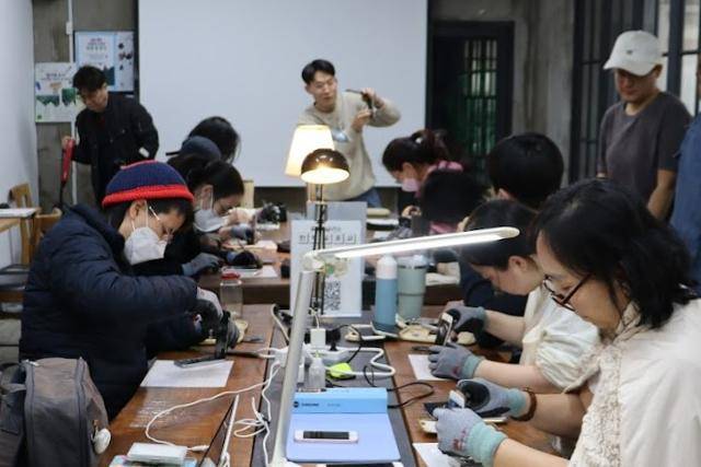 지난달 30일 열린 '아이폰 배터리 교체 자가 수리 워크숍'에서 참가자들이 이날 강사였던 애플 수리센터 '서강잡스'의 정일평(가운데) 엔지니어의 설명을 듣고서 직접 수리를 하고 있습니다. 서울시 SR(서울도시금속회수)센터의 폐휴대폰 지원 덕에 이날 참가자들은 폐휴대폰을 가지고 1차 연습을 하고, 2차로 본인 휴대폰을 고쳐서 성공률을 높일 수 있었습니다. 수리상점 곰손 제공