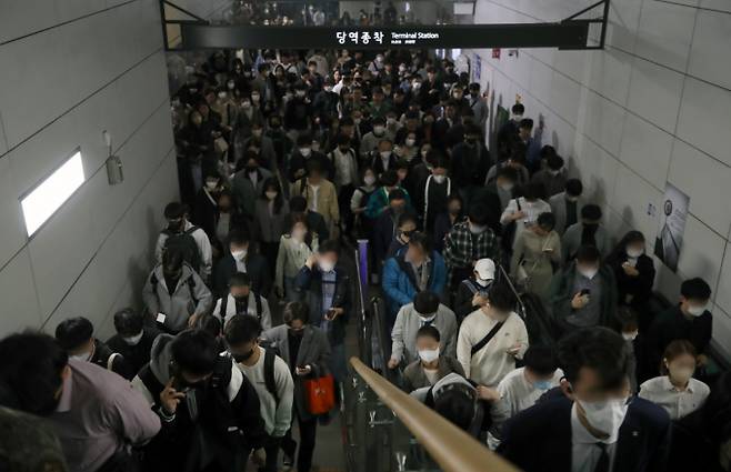국토연구원은 보고서를 통해 대한민국 국민은 하루 활동 시간의 24%를 이동에 할애한다고 밝혔다.  /사진=뉴스1