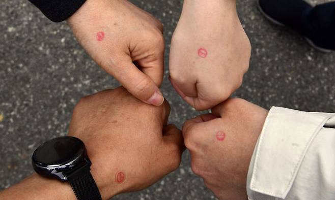 제22대 국회의원 선거일인 10일 한 투표소 앞에서 투표를 마친 가족이 인증샷을 찍고 있다. 뉴시스