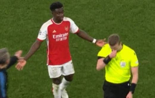 ▲ 아스널은 10일 오전 4시(한국시간) 영국 런던 에미레이츠 스타디움에서 바이에른 뮌헨과 2023-24시즌 유럽축구연맹(UEFA) 챔피언스리그(UCL) 8강 1차전에서 2-2로 비겼다. 홈에서 승리를 따낸 뒤 2차전 원정길에 들어가고픈 이들이었지만 일단은 무승부에 만족해야 했다. 부카요 사카는 경기 끝나고 심판에게 달려가 억울함을 토로했지만 영국 현지 반응은 "페널티 킥을 주지 않은 것이 옳은 판정이었다. 처음엔 페널티 킥이라고 생각했지만 리플레이를 보니 사카가 노이어와 접촉을 했다. 노이어는 달려갔다가 멈췄고, 오히려 사카가 노이어를 걷어찼다. 심판은 좋은 판정을 했다”라며 차가웠다 ⓒSPOTV 중계화면 캡처