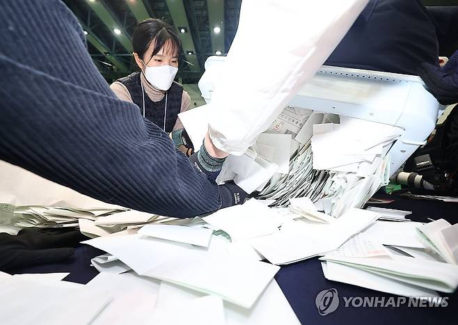 선거 종료, 개표 시작 (서울=연합뉴스) 류영석 기자 = 제22대 국회의원선거 투표일인 10일 오후 서울 관악구 서울대학교 종합체육관에 마련된 총선 개표소에서 개표 작업이 진행되고 있다. 2024.4.10 ondol@yna.co.kr