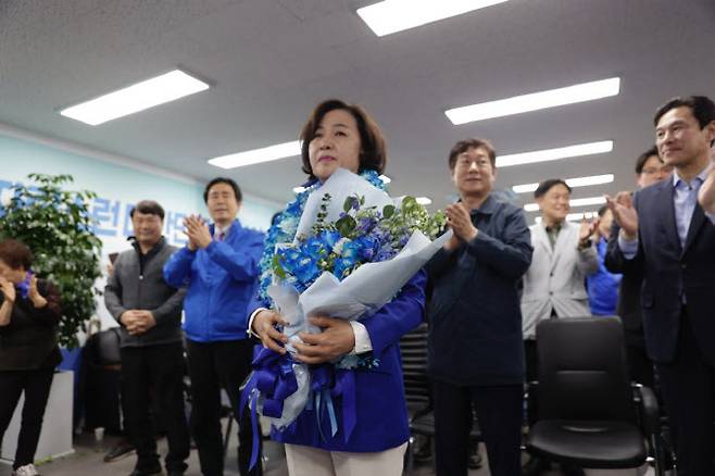 제22대 국회의원선거 하남갑에 출마한 더불어민주당 추미애 후보가 11일 오전 경기도 하남시 대청로에 마련한 본인의 선거사무소에서 당선이 확실해진 뒤 꽃다발을 들고 있다. (사진=연합뉴스)