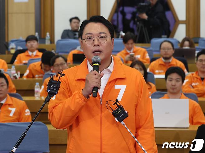 천하람 개혁신당 총괄선거대책위원장이 11일 서울 여의도 국회의원회관에 마련된 제22대 국회의원선거 개표 상황실에서 이준석 화성을 후보 당선과 관련 입장을 밝히고 있다. 2024.4.11/뉴스1 ⓒ News1 송원영 기자