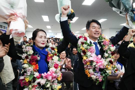 11일 새벽 당선이 확정된 문진석 더불어민주당 천안갑 후보가 지지자들과 함께 선거 승리를 자축하고 있다. 윤평호 기자