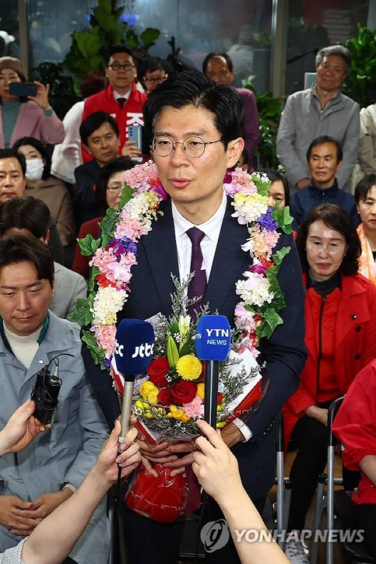 조정훈 국민의힘 서울 마포구갑 후보가 11일 새벽 서울 마포구에 마련한 본인의 선거사무소에서 당선을 확정지은 뒤 소감을 밝히고 있다. <연합뉴스>
