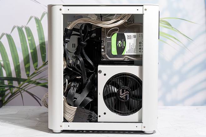 미니타워 케이스에 하드디스크와 슬리빙 케이블까지 사용하니 선 정리 공간이 여의치 않다